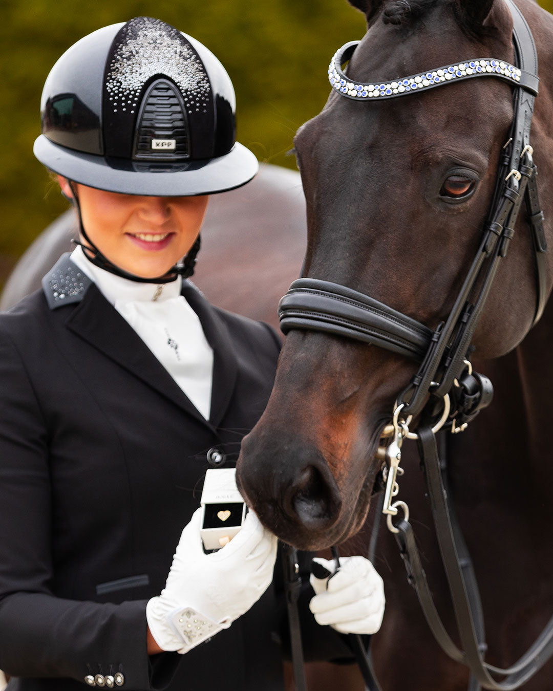 Geschenkbox – Anstecknadel „Good Vibes“.
